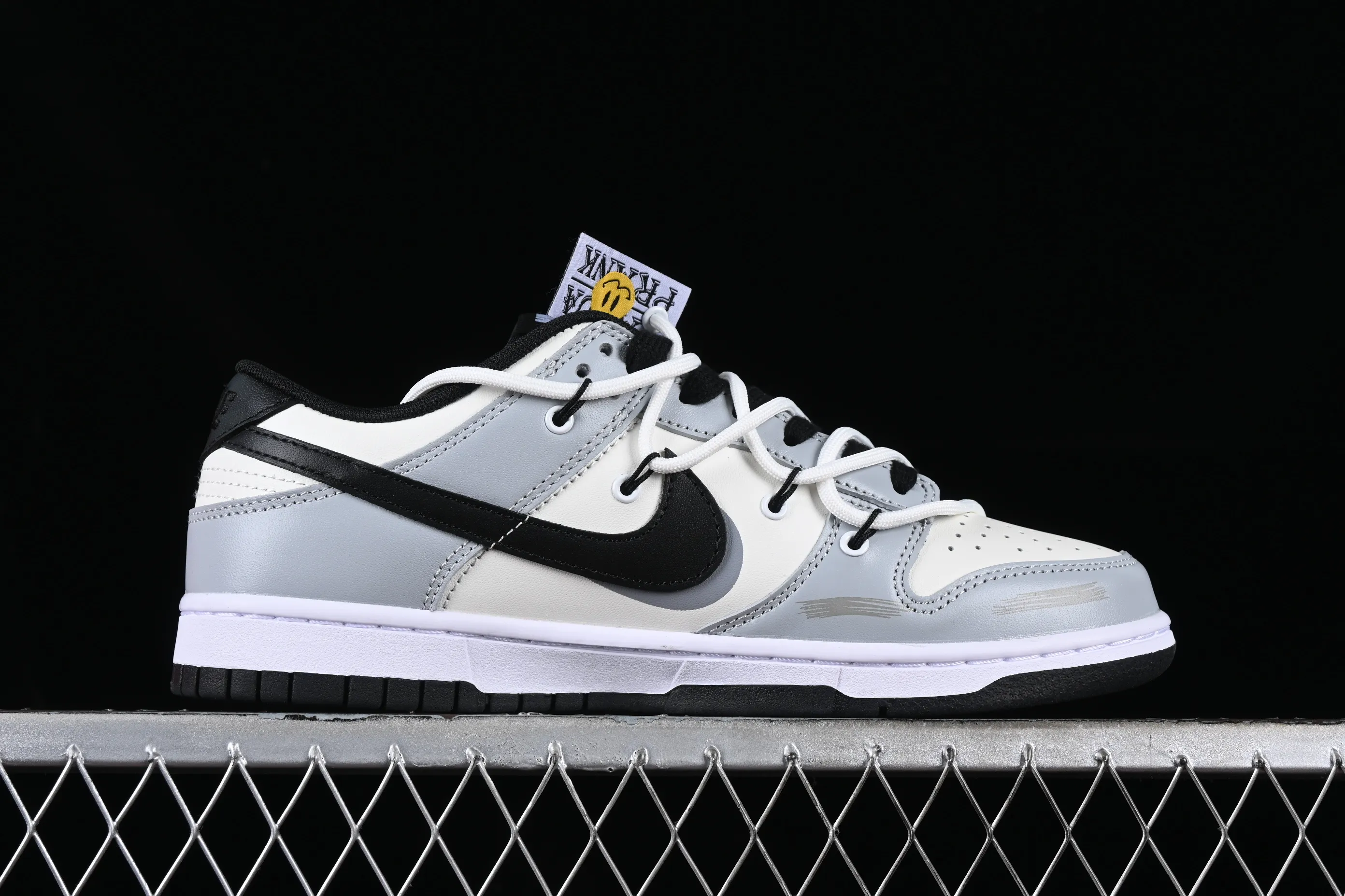 All Categories Nk SB Dunk Series Nk SB Dunk Low Low-top sneakers Nk Dunk Low Panda Prank-The Art of Love SB strappy low-top casual sneakers DD1391-100
